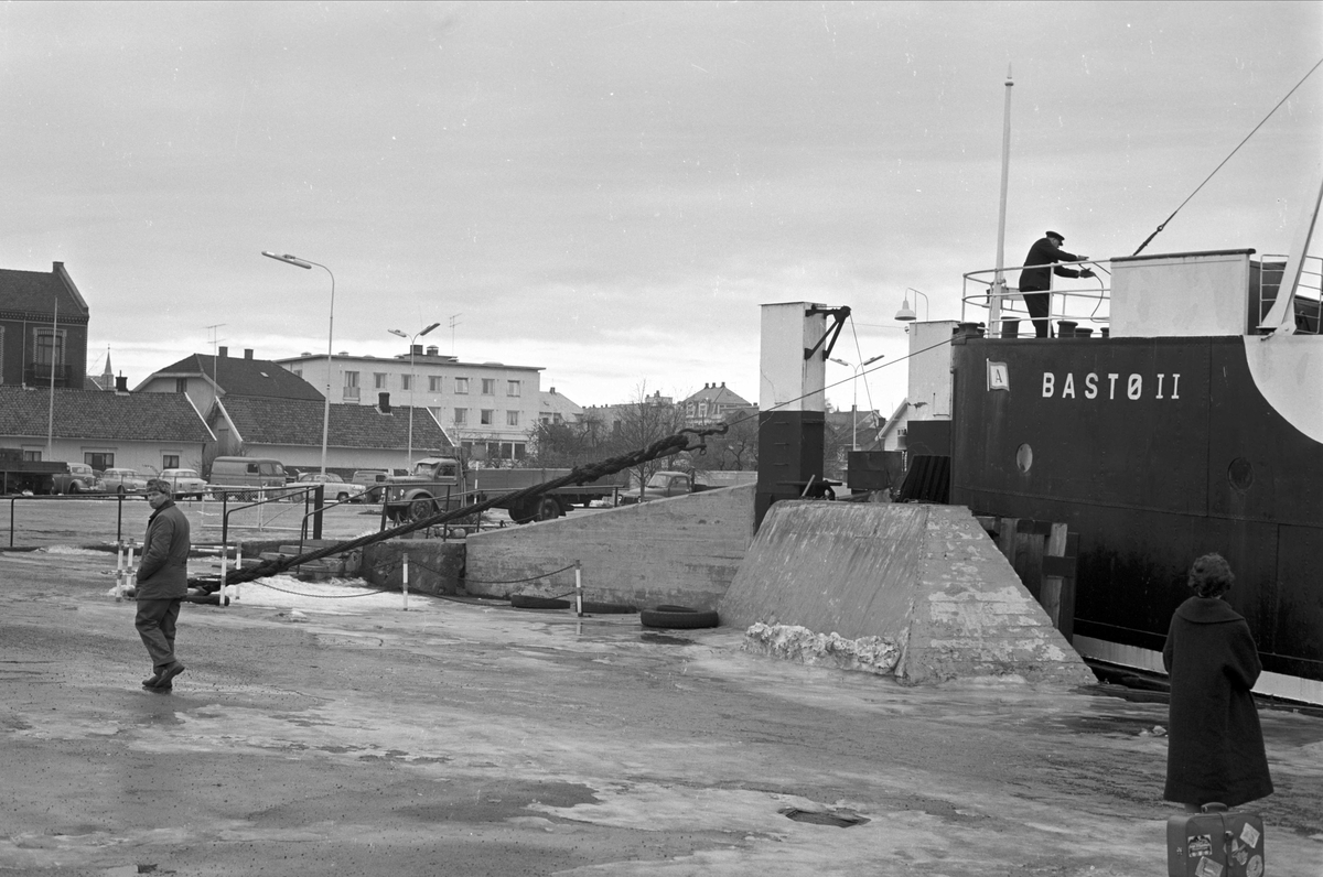 Serie. Fra Horten sentrum og Bastø-fergen, Horten, Vestfold. Fotografert febr. 1961. Skulptur av lekende bjørn.