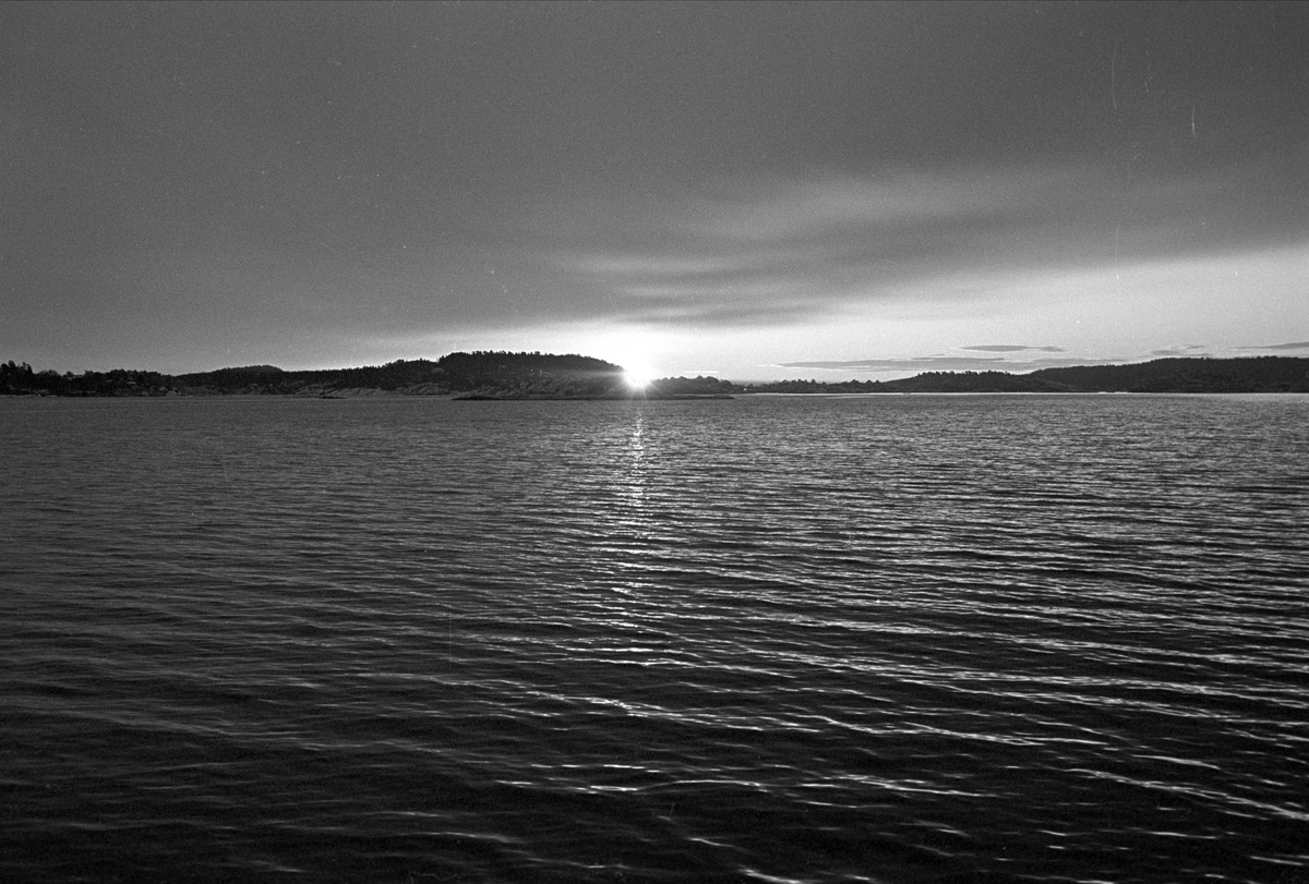 Serie. Hus og strender på Jomfruland, Kragerø, Telemark. Fotografert des. 1963.