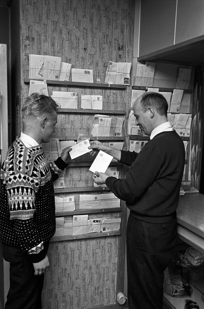 Serie. Fiskebåter ligger til kai, Egersund, Rogaland. Fotografert nov. 1965.