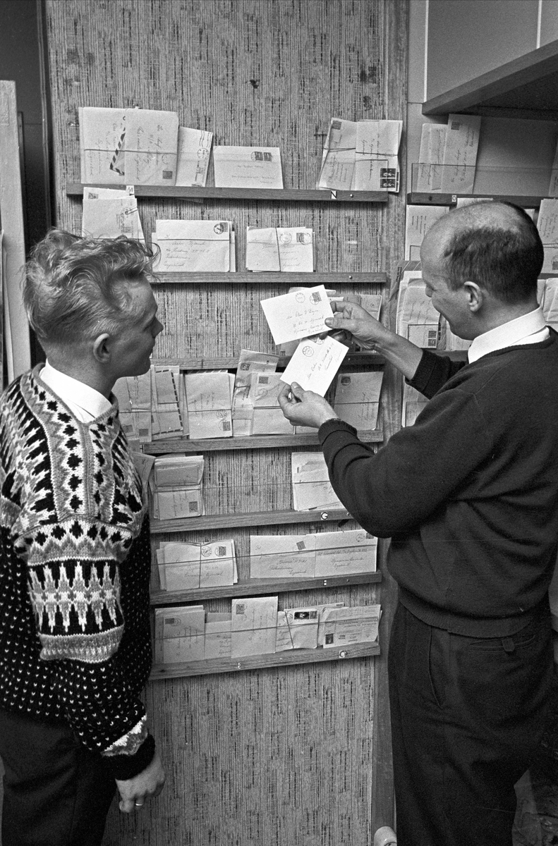 Serie. Fiskebåter ligger til kai, Egersund, Rogaland. Fotografert nov. 1965.