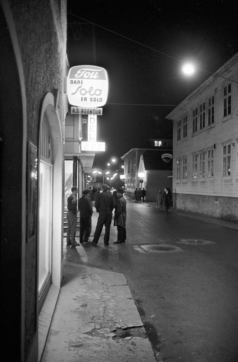 Serie. Fiskebåter ligger til kai, Egersund, Rogaland. Fotografert nov. 1965.