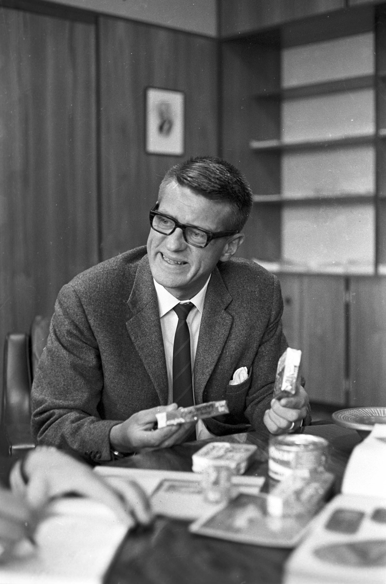 Serie. Fabrikkarbeidere og fabrikasjon på Bjelland Fabrikker, Stavanger. Fotografert aug. 1965. 
