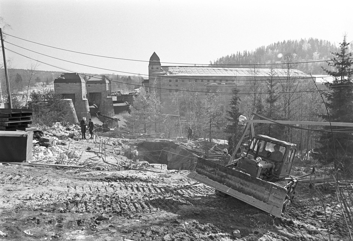 Serie. Graving for tunnellbru ved ant. Solbergfoss Kraftverk, Østfold.   Kværner Brug produsere tunnelbru for regulering av Øyeren.