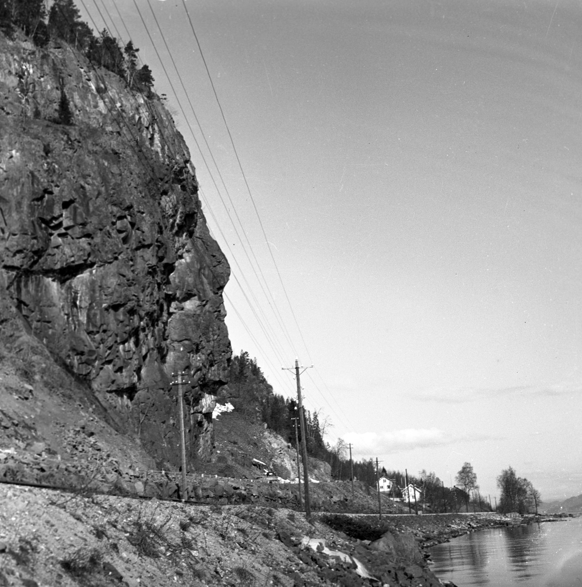 Holmestrand, 26.04.1954, ras over hovedveien langs fjorden.