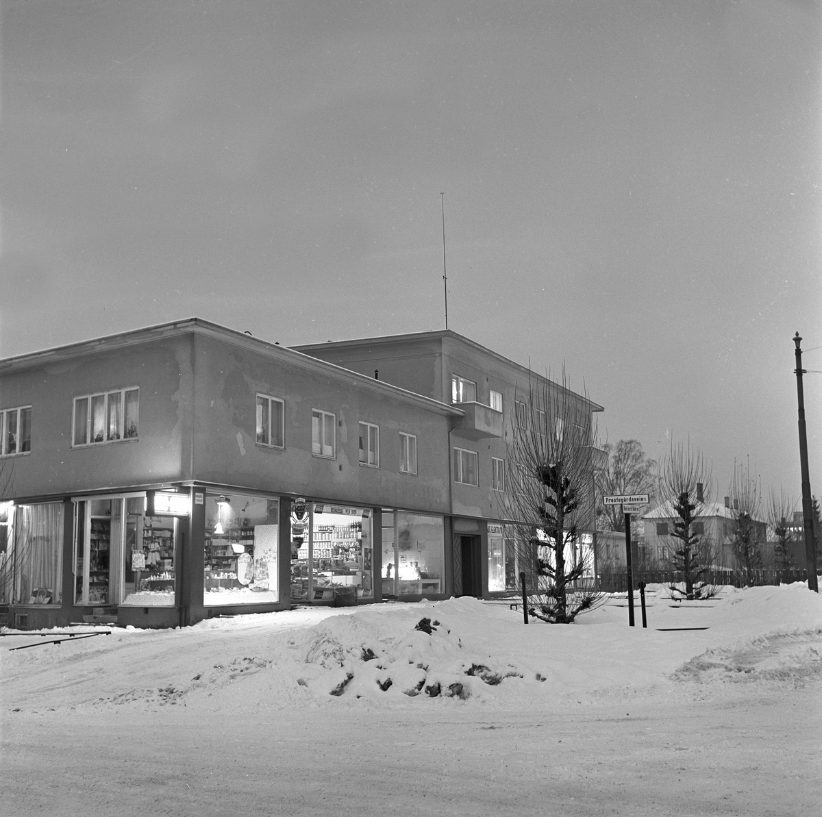 Serie. Området rundt universitetet på Blindern, Oslo. Fotografert 17.jan. 1962.
