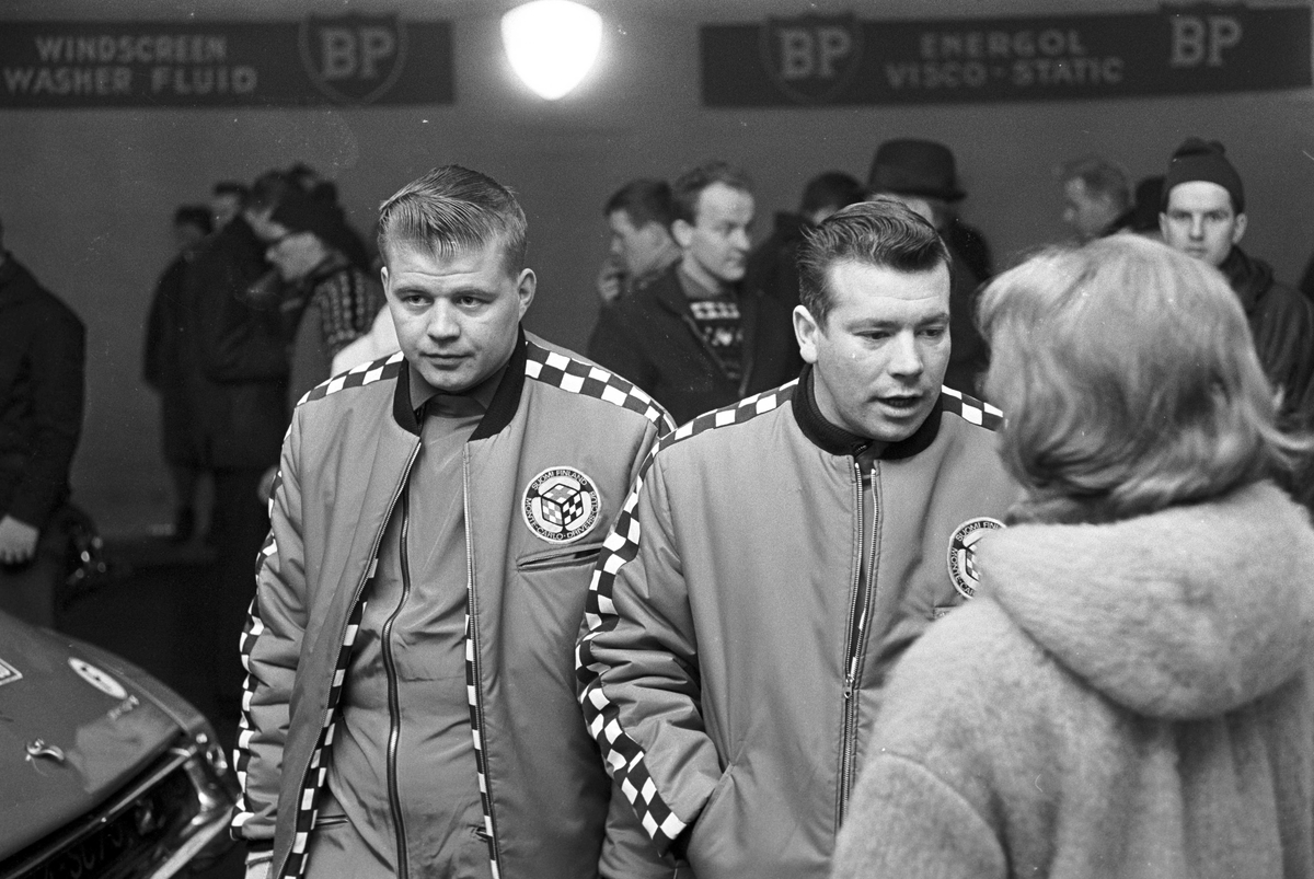 Serie. Start i Rally Monte Carlo, fra Økern, Oslo. Fotografert januar 1966. Det første i serien viser en Citroën DS. Modellen kom i 1955 og ble produsert med slik front og lykter til 1967.