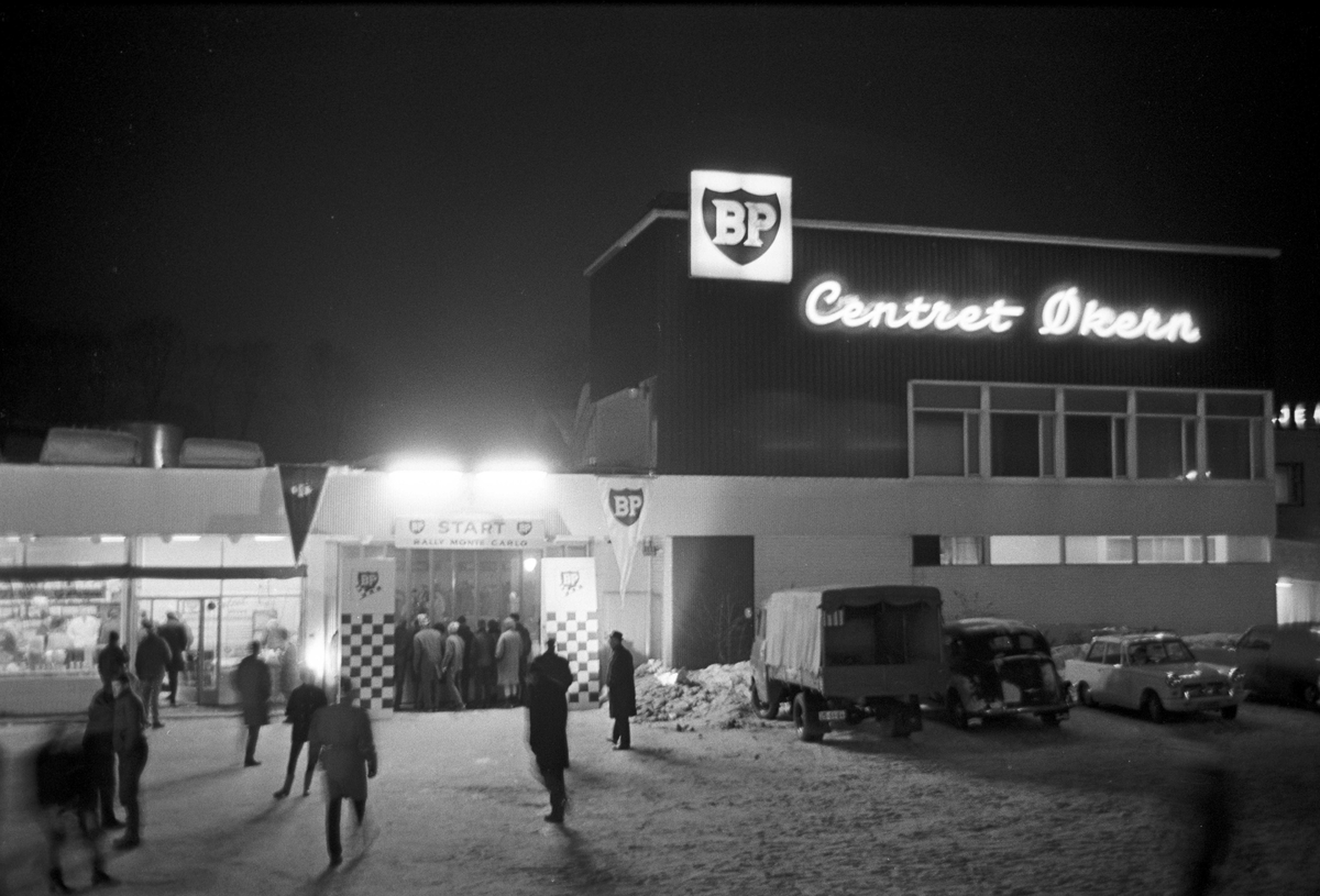 Serie. Start i Rally Monte Carlo, fra Økern, Oslo. Fotografert januar 1966. Det første i serien viser en Citroën DS. Modellen kom i 1955 og ble produsert med slik front og lykter til 1967.