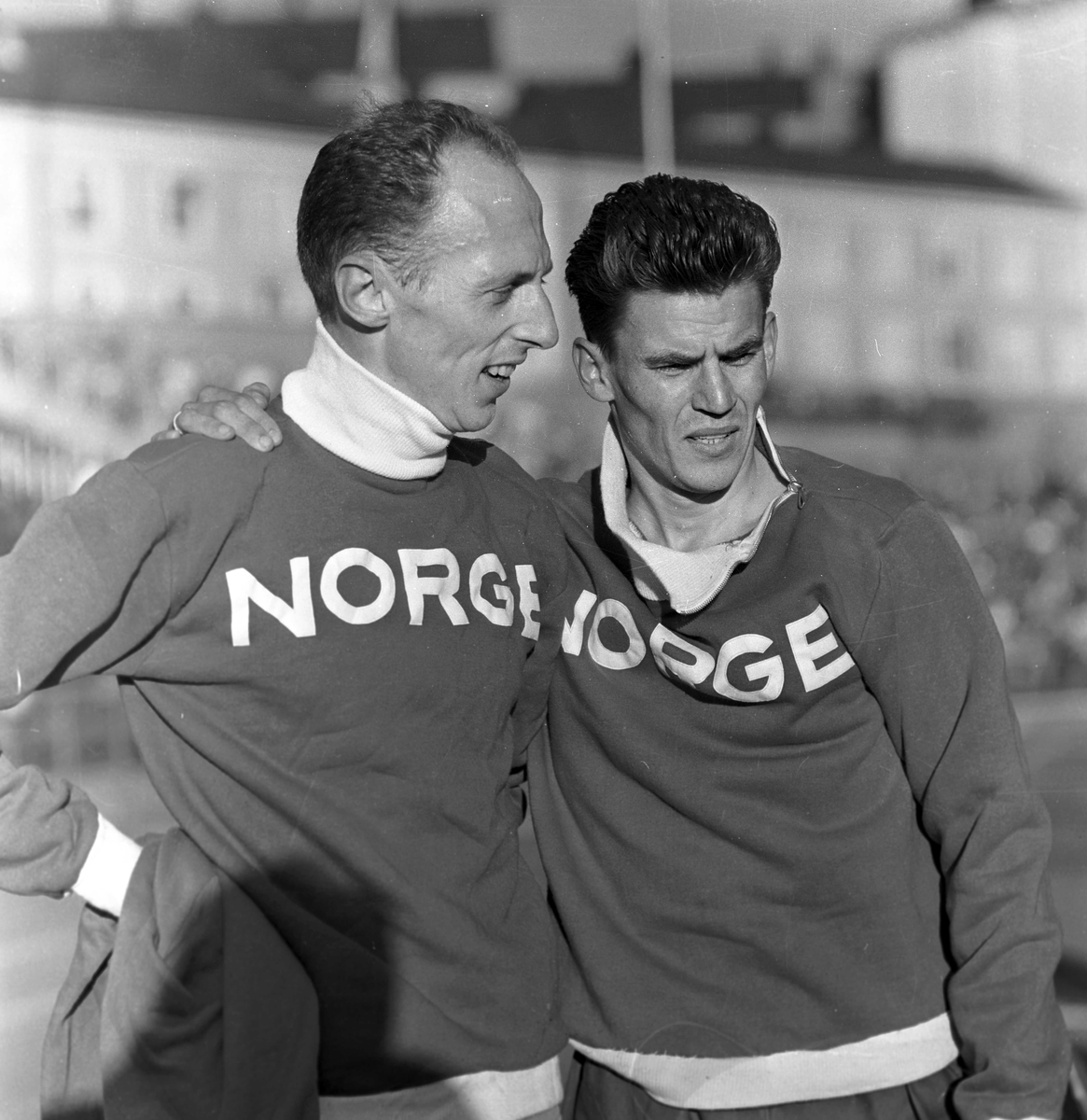 Friidrettsutøverne Audun Boysen og Ulf Bertil Lundh på Bislett, Oslo. Fotografert 11.7.1958.