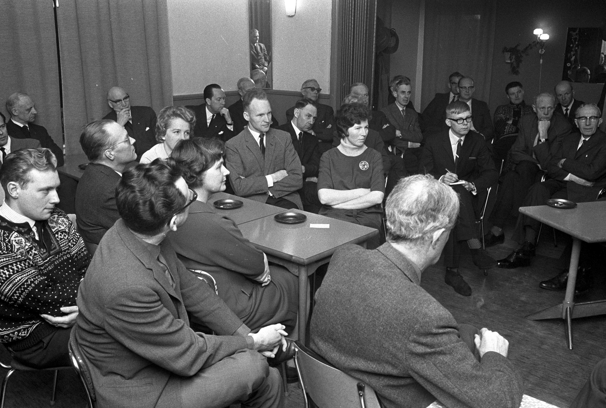 Serie. Partiet Venstre holder møte i Drammen. På talerstolen Gunnar Garbo. Fotografert 1966.