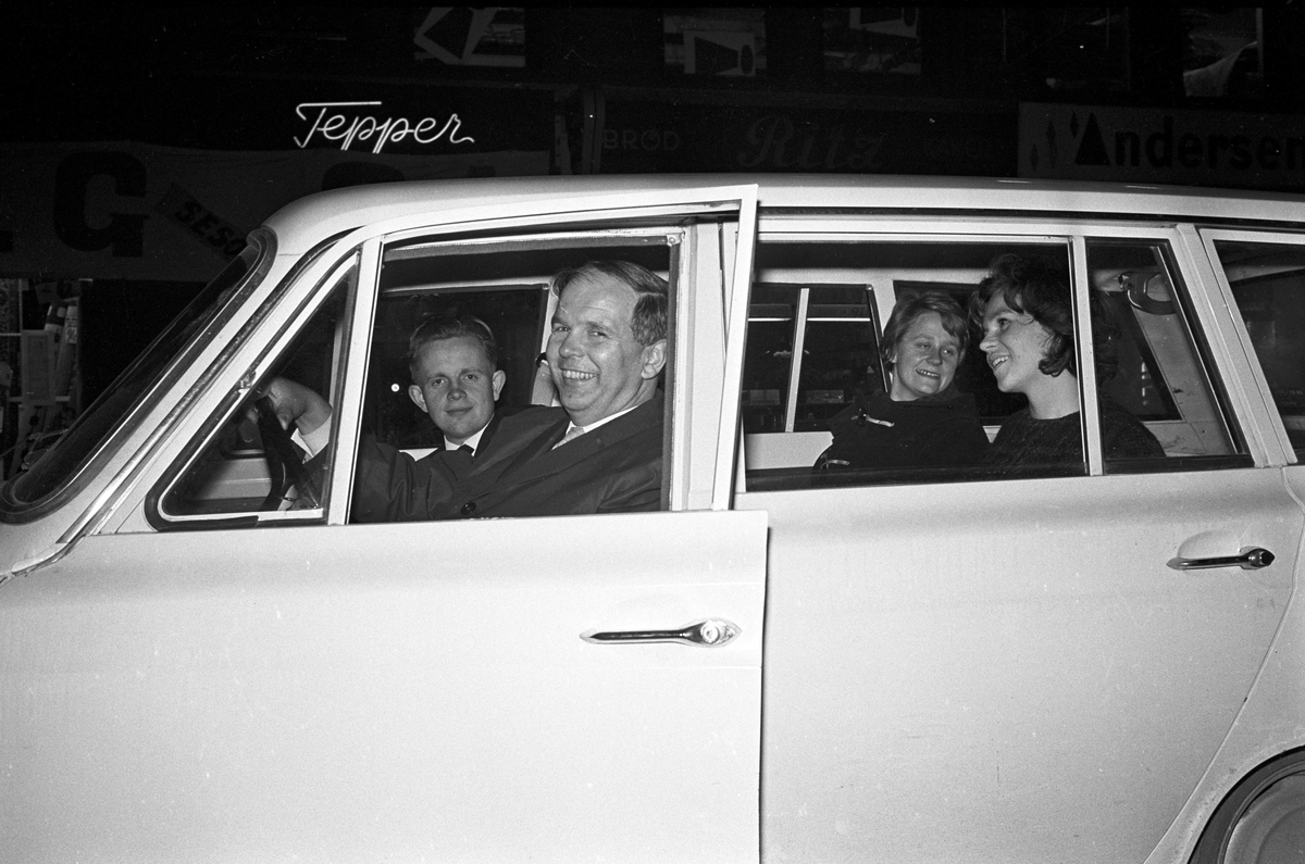 Trygve Bratteli, født i Nøtterøy, norsk politiker (A), statsminister 17. mars 1971–18. okt. 1972 og 16. okt. 1973–15. jan. 1976. Gift med Randi B. I ungdomsårene var Bratteli på hvalfangst og bygningsarbeider i Vestfold. Han fikk snart tillitsverv i Arbeiderpartiets ungdomsorganisasjoner og var redaktør i arbeiderpressen i Kirkenes og Oslo 1934–40.