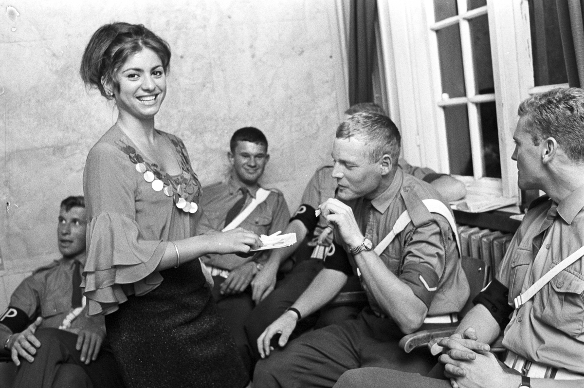 Serie. Fra Dagbladets nattmatreportasjer. Det serveres nattmat til militærpolitiet, med "eksotisk" underholdning. Fotografert august 1968.