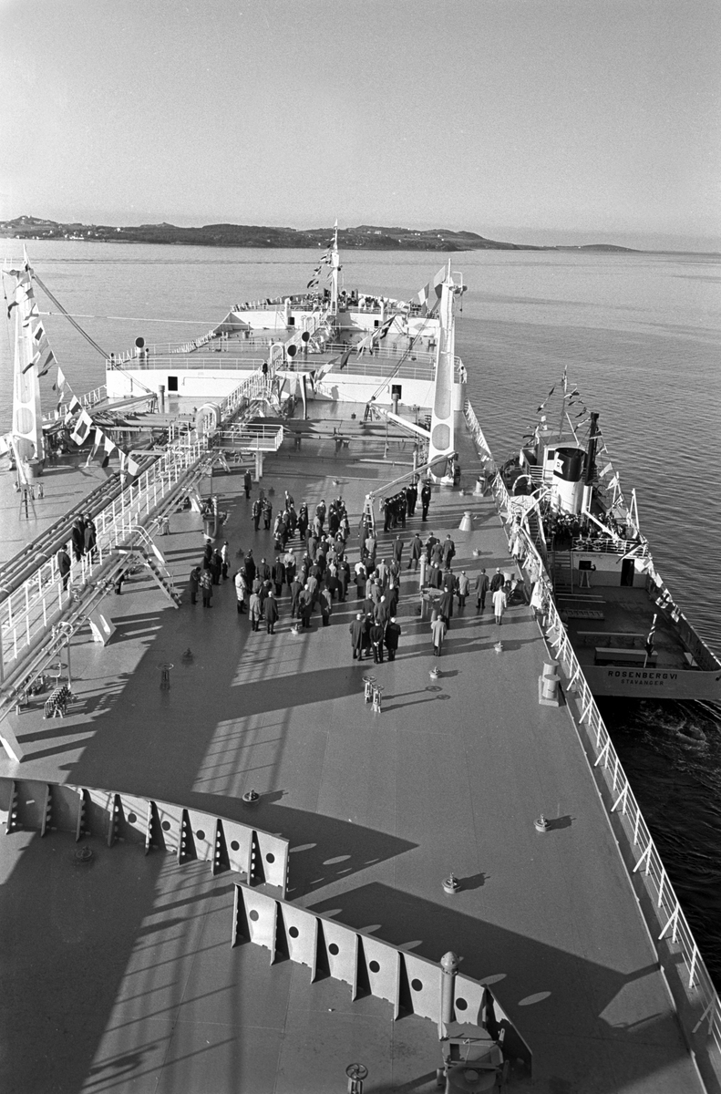 Serie. På prøvetur med M/T "Bergepilot" Stavanger og Rosenberg VI frakter passasjerer. Fotografert okt. 1965.