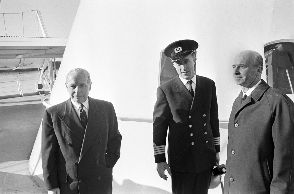 Serie. På prøvetur med M/T "Bergepilot" Stavanger og Rosenberg VI frakter passasjerer. Fotografert okt. 1965.