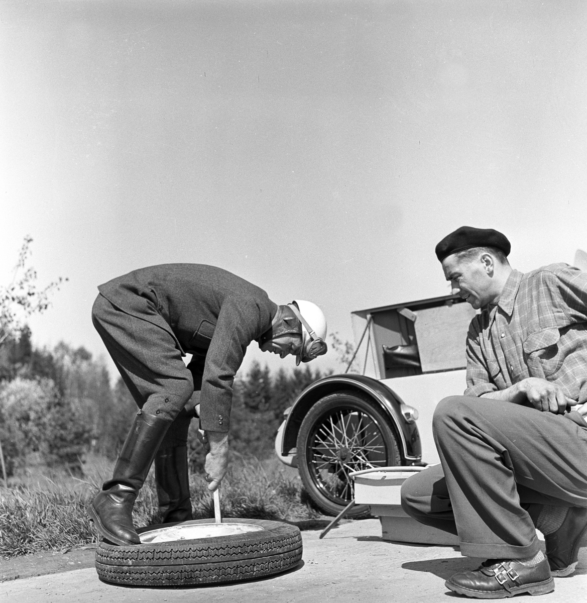 Serie. Ny autobahn i Tyskland. Motorsyklist med motosykkel med sidevogn. Fotografert 1954.