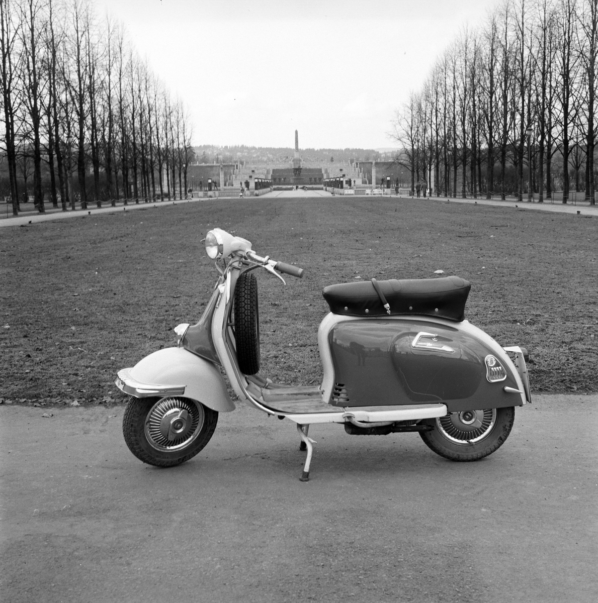 Serie. Presentasjon av "ISO" scooter, blant annet fotografert i Vigelandsparken og på Frognerstranda i Oslo. Fotografert 1959.