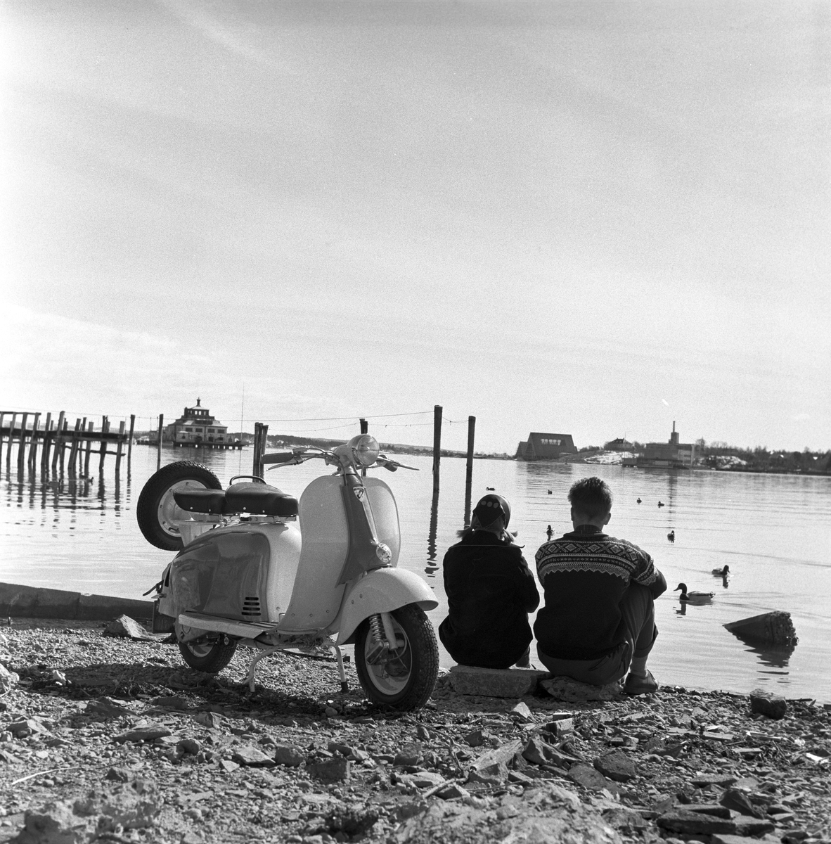 Serie. Presentasjon av "ISO" scooter, blant annet fotografert i Vigelandsparken og på Frognerstranda i Oslo. Fotografert 1959.