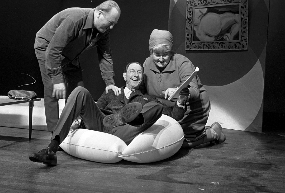 Serie. Fra prøvene til revyen "Lykke til" på Chat Noir i Oslo. Blant de medvirkende var Leif Juster, Elsa Lystad, Carsten Byhring og Elisabeth Grannemann. Fotografert februar 1969.
