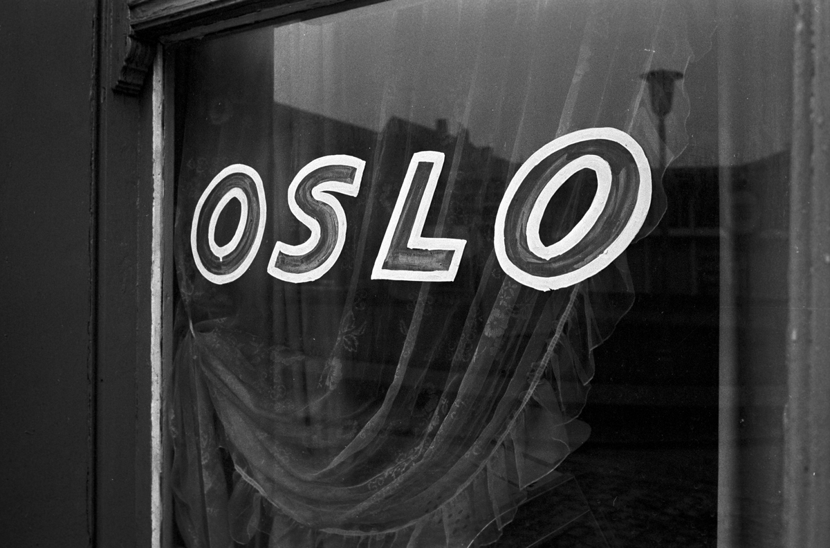 Serie. Havnekneiper, havneområde, sluser og lektere, Antwerpen, Belgia
Fotografert 1965.

