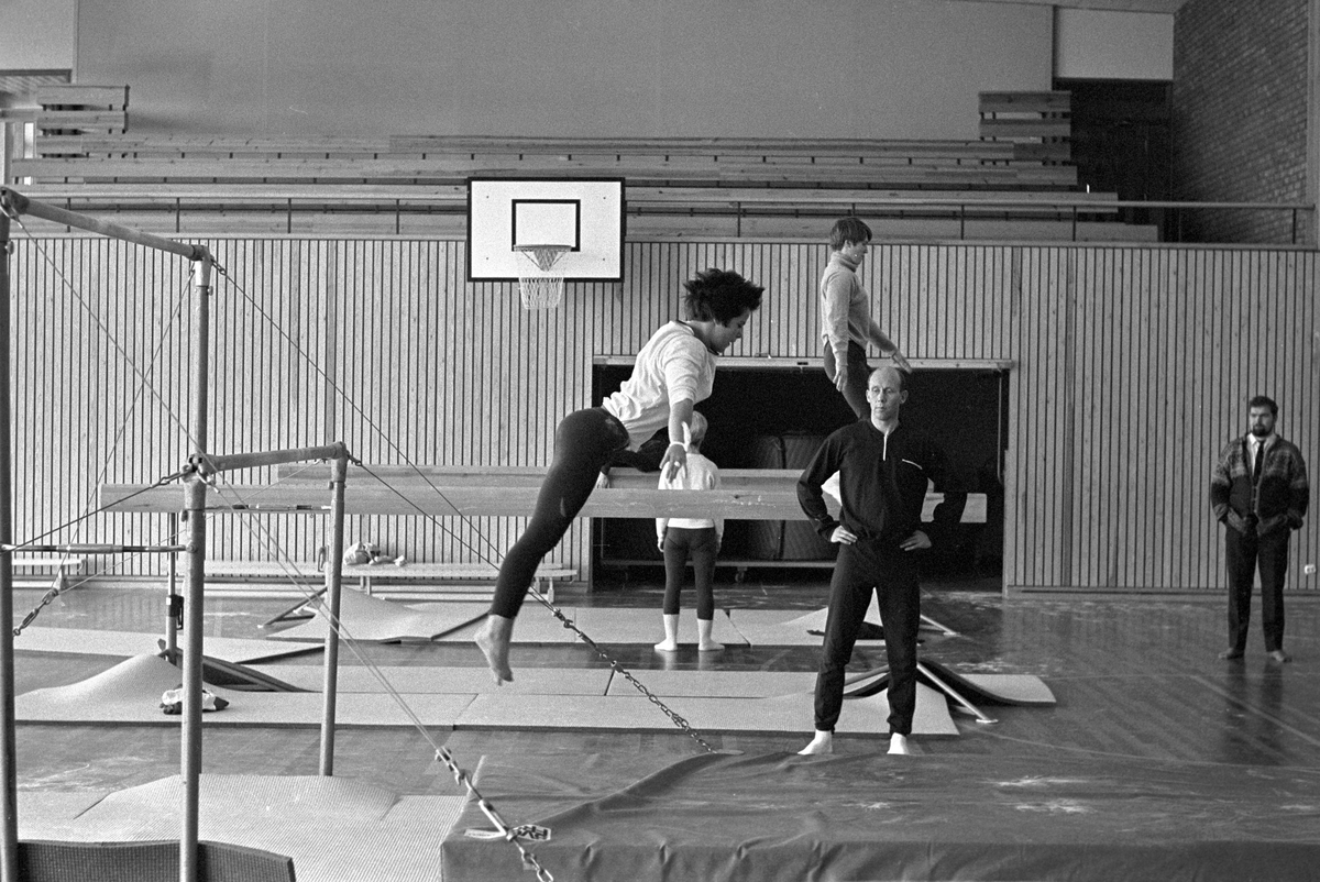 Serie. Turnlandslaget for damer trener på Sogn, damer i svingstang. Fotografert september 1967.