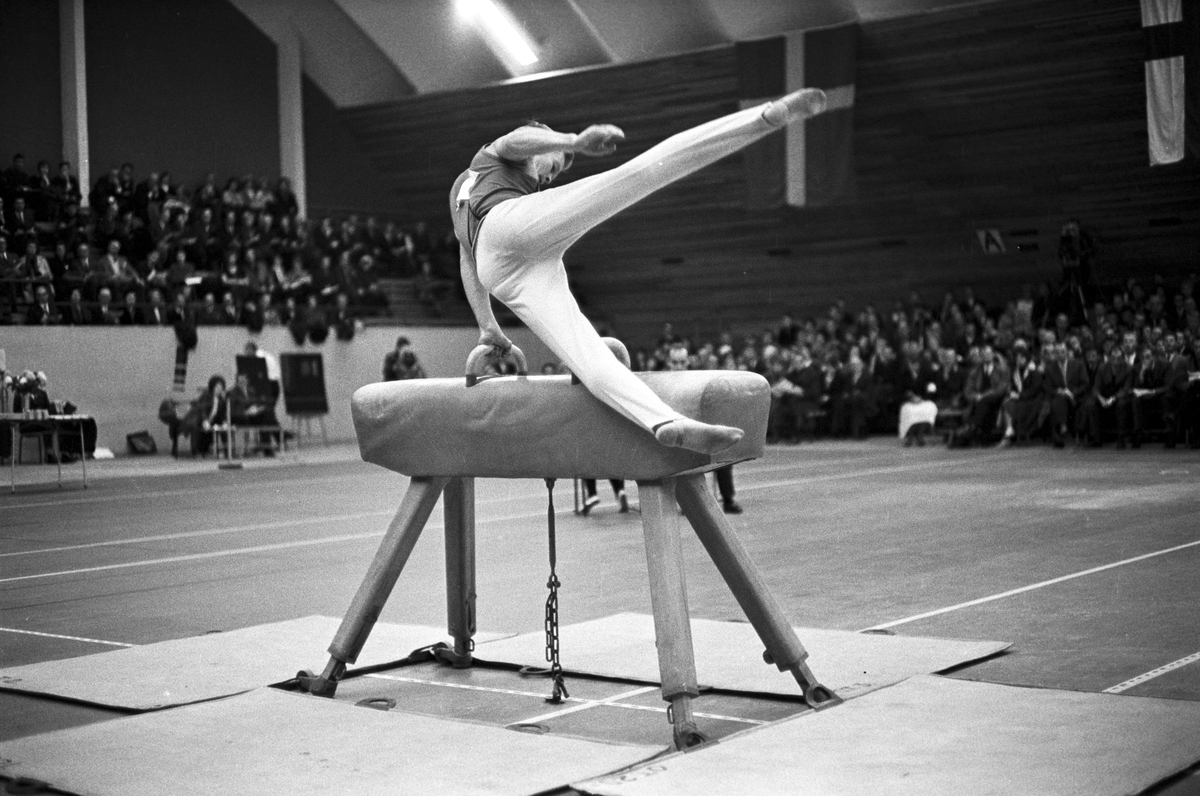 Serie. Nordisk Mesterskap i turn for herrer i Njårdhallen i Oslo, herrer i bøylehest og svingstang. Fotografert desember 1961.