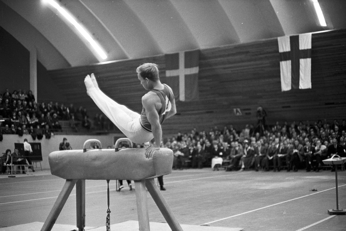 Serie. Nordisk Mesterskap i turn for herrer i Njårdhallen i Oslo, herrer i bøylehest og svingstang. Fotografert desember 1961.