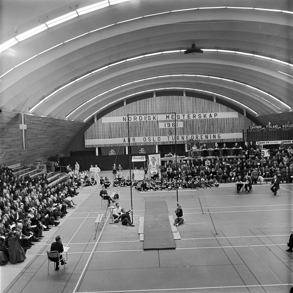 Serie. Nordisk mesterskap i turn, herreturnere, Njårdhallen i Oslo. Fotografert 2. desember 1961.