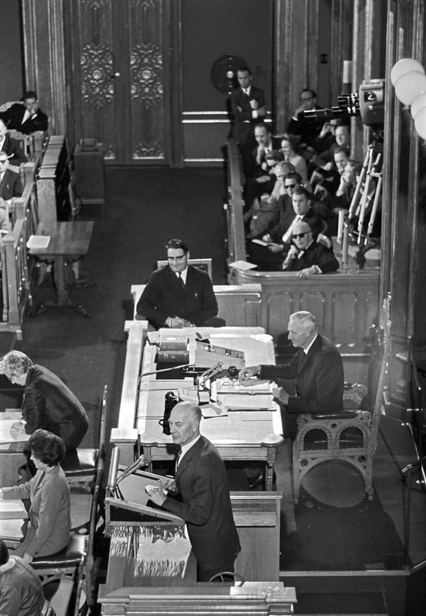 Serie. Kings Bay debatten i Stortinget, bla. John Lyng, Finn Gustavsen og Einar Gerhardsen. Fotografert august 1963.