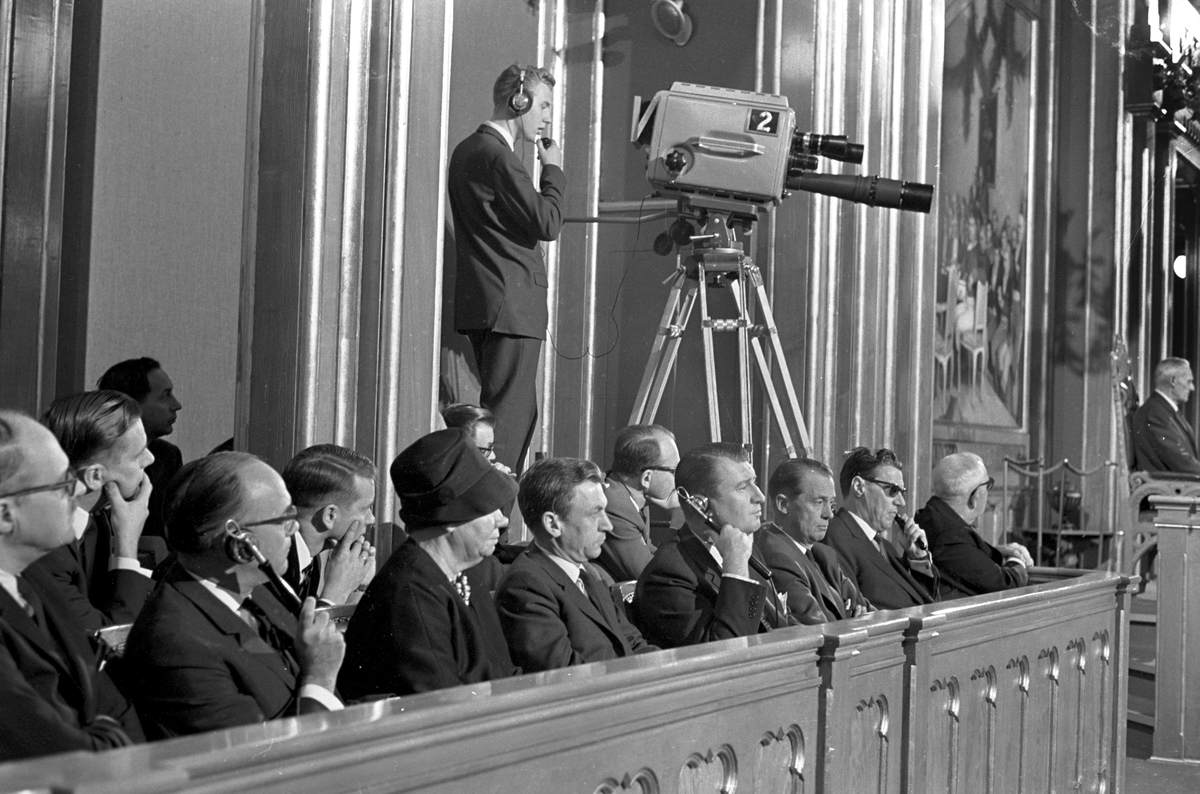 Serie. Regjeringskrise i Stortinget i 1963. Jon Leirfall, Finn Gustavsen, Einar Gerhardsen. Direkte fjernsynsoverføring . Fotografert oktober 1963.