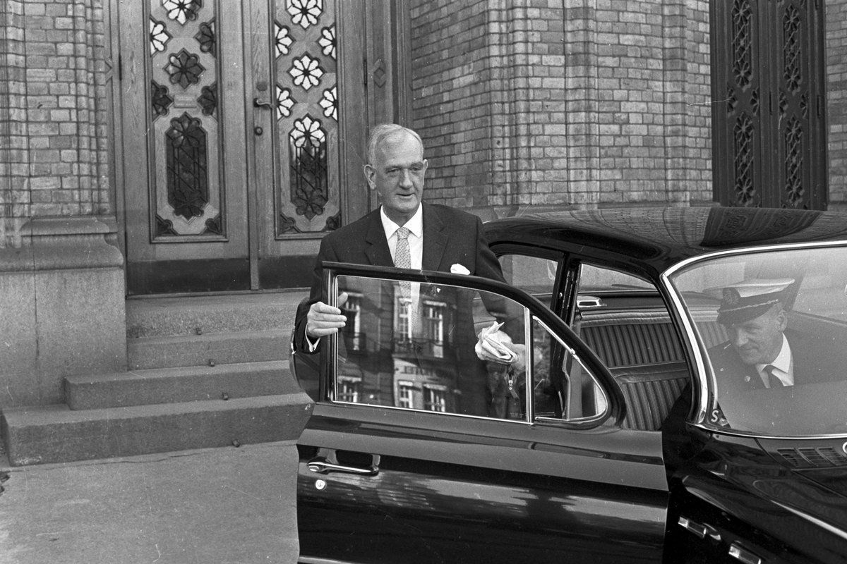 Serie. Regjeringskrise i Stortinget i 1963. Jon Leirfall, Finn Gustavsen, Einar Gerhardsen. Direkte fjernsynsoverføring . Fotografert oktober 1963.