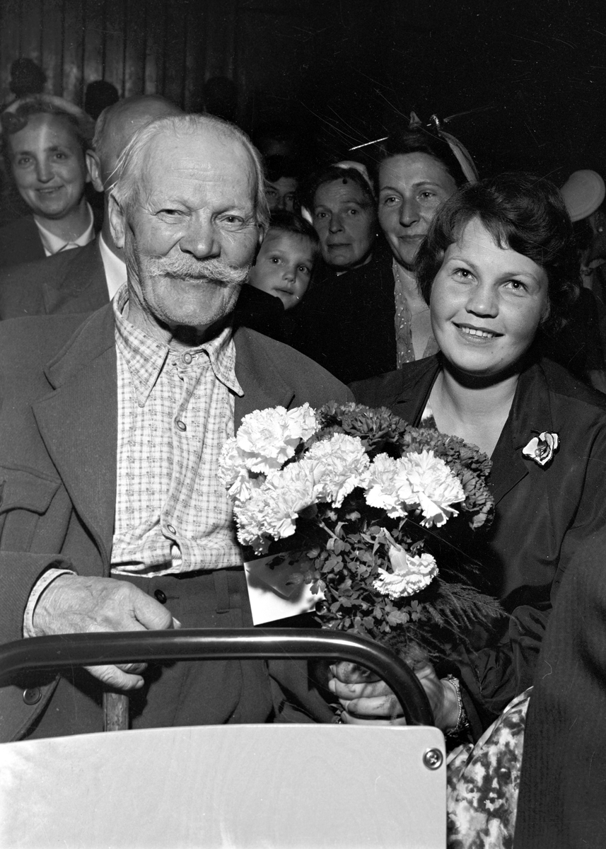 Serie. Fra lokalpremiere på filmen "Finnskog og trollskap". Fotografert  august 1956.

