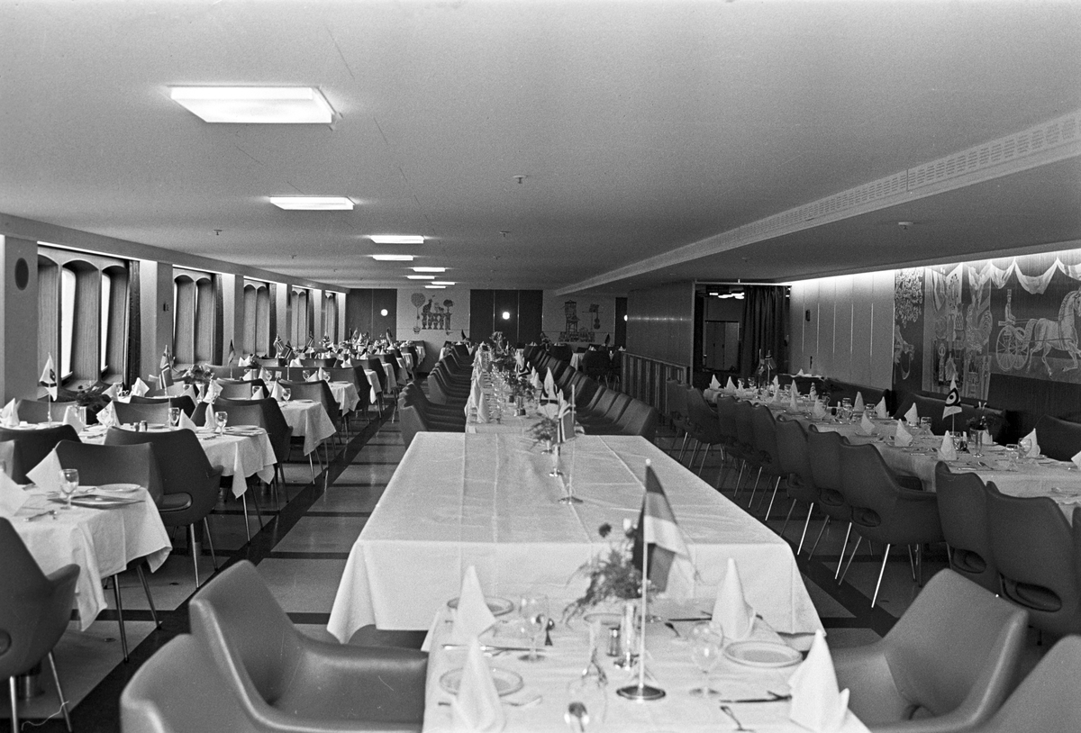 Serie. Fergen "Prinsesse Ragnhild" ligger til kai på Hjortneskaia. To menn hilser på hverandre, den en er ant. kapteinen om bord. Fotografert november 1966.