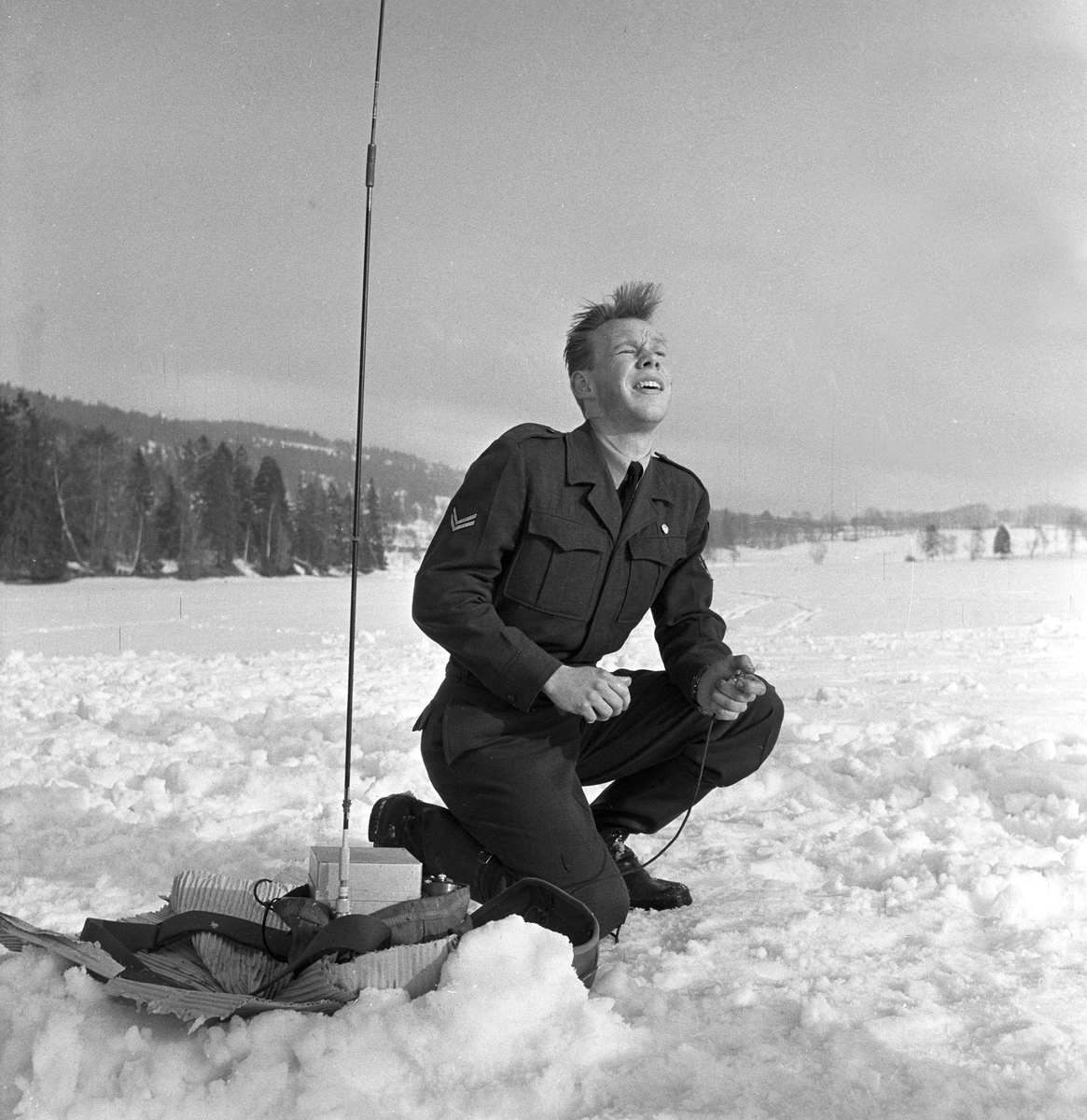 Serie. Modellflyentusiaster reparerer og sender opp flyene sine på Bogstadvannet. Fotografert 31. mars 1956.