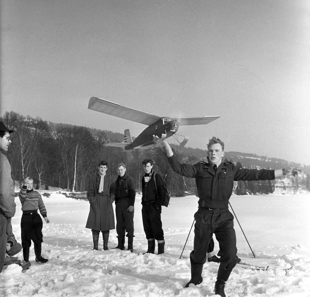 Serie. Modellflyentusiaster reparerer og sender opp flyene sine på Bogstadvannet. Fotografert 31. mars 1956.