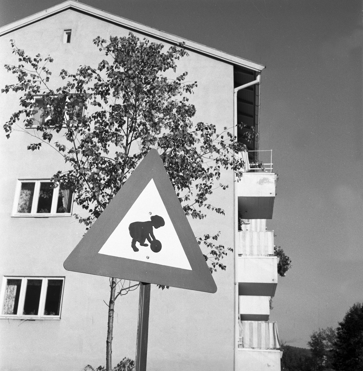Serie. Bilder fra trafikken i Oslo,bl.a. diverse trafikk- og varselsskilt. Fotografert oktober 1956.
.



