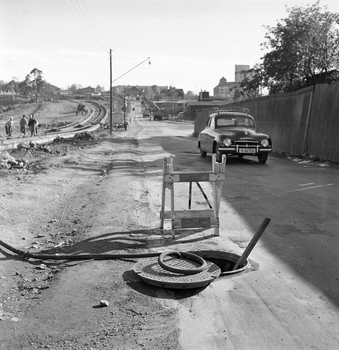 Serie. Bilder fra trafikken i Oslo,bl.a. diverse trafikk- og varselsskilt. Fotografert oktober 1956.
.


