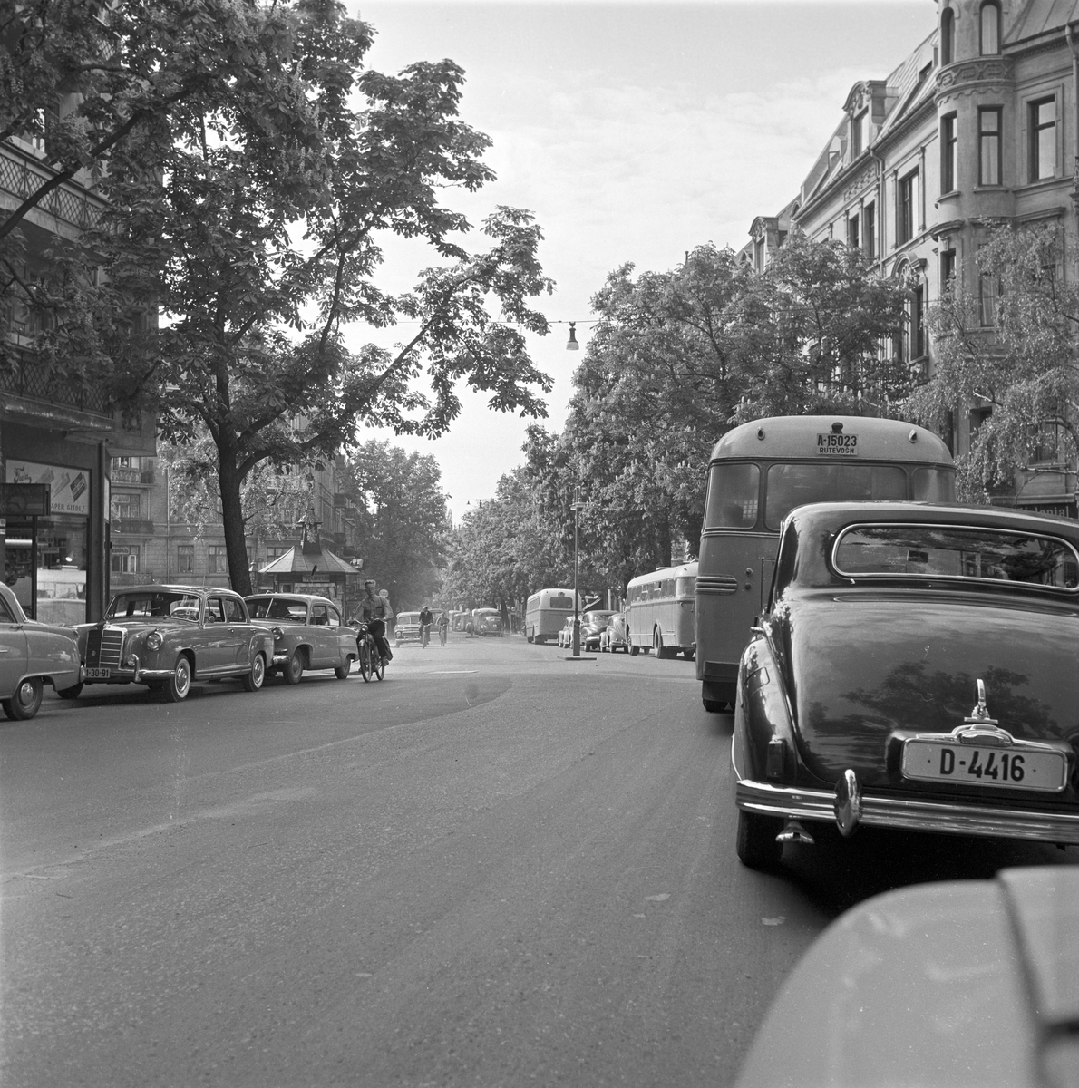 Serie. Biler og trafikkbilder i Oslogt, Bygdø, Galgeberg, Majorstuen, Carl Bernes pl. Fotografert 1959.