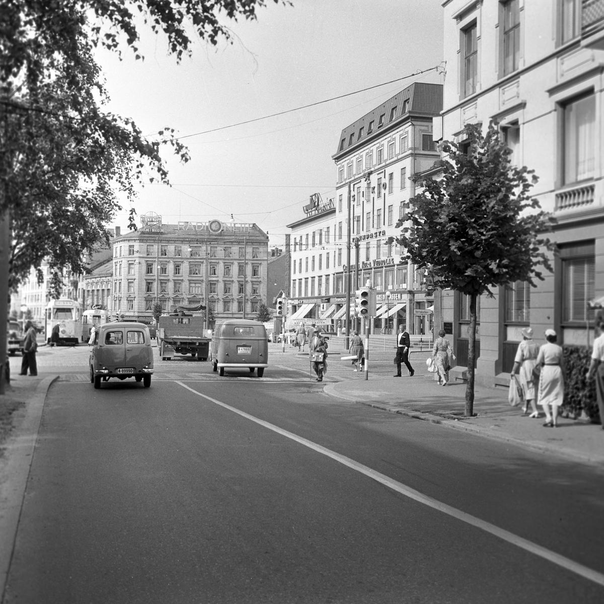 Serie. Biler og trafikkbilder i Oslogt, Bygdø, Galgeberg, Majorstuen, Carl Bernes pl. Fotografert 1959.