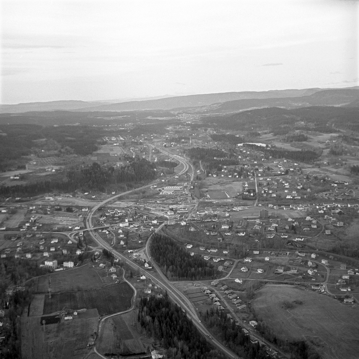 Serie. Drammensveien gjennom Asker i Akershus. Den nye motorveien. Fotografert, bl.a. fra fly, 1967.


