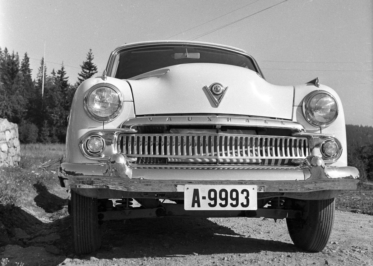 Serie. Bilutstilling av Engelske biler som Vauxhall Velox på Frognerseteren, Oslo. Fotografert 4. september 1956.