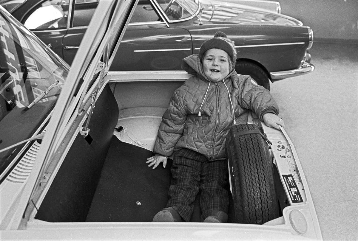 Serie. NSU Prinz 1000, bilinteriør og NSU Prinz butikk. Fotografert mars 1962.