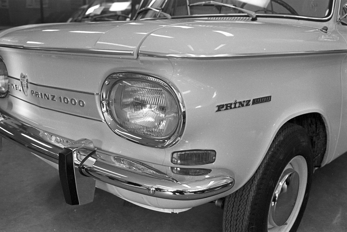 Serie. NSU Prinz 1000, bilinteriør og NSU Prinz butikk. Fotografert mars 1962.