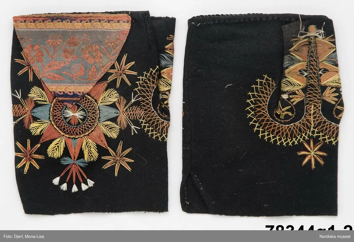 Huvudliggaren:
"Kvinnodräkt fr. Delsbo sn, Norra Helsinglands fgd, Helsingland.
a. "Ryntjeskjortel" af svart kläde med röd kant och bandväfd "kval" (linning). Kjolen "lurad"(goffrerad), skall förvaras lurad att ej vecken gå ut. 3 par fruntimmershänder hjälpas åt att "lura" den efter hvarje begagnande.
b. livstycke, rött med gröna ränder.
c. "Ryntjessärk" (rynksärk) af hvitt bomullstyg med "krus" (handbroderi) kring hals och händer.Begagnas sommartiden
d. "Bumsförkläde" af ylle, blårandigt med bandväf,"kval" i rödt och grönt.
e. "Förklesband" rödt och grönt ylle med "doppar" (tofsar) i ändarna. Lindas 1 à 2 hvarf kring lifvet och bindes framtill med stora nedhängande "locor" och ändar. Längd 262 cm, bredd 3,4 cm.
f. Kjolsäck med mässingslås och hake samt tennbroderi. Häktas under förklesbandet och hänger delvis under "försklet". Begagnas vanligen till förvaring af kyrkkryddor m.fl. kyrk-ellerkalassaker.
g. Halfhandskar af svart kläde med silkesbroderi. Begagnas sommartiden.
h. "Påshufva" hvardagsmössa af brokigt kattun. Begagnas med i nacken utslaget hår med några hårtestar hängande fritt framför öronen.
Till dräkten användes röda strumpor samt låga skor med höga klackar. Äfven kan användas silfersmycken kring halsen eller å  bröstet. En á två brokiga silkesdukar brukades omkring halsen nedstoppade under lifstycket, så att kruset kring halsen  på "ryntjessärken" sammanfästadt med ett löfspänne samt en smalare kant af hvarje sidenduk, blevo synliga. Vid handlederna sammanfästes ryntjessärken med röda sidenband eller länkknappar.

a. KJOL 
längd: 87 cm
midjeband bredd: 7 cm
av svart halvylle med svart linvarp och inslag av svart 1-tr. ullgarn, de 2 yttersta stadtrådarna är av oblekt lingarn. 4 goffrerade våder samt en slät framvåd som skarvats under förklädet med oblekt bomullslärft. 5 cm bred list av rött kläde i nederkanten runtom. Brett midjeband mönstervävt i rött och grönt ullgarn och vitt bomullsgarn. Knäppt vid framvådens vänstra sida med 2 hakar och hyskor av mässing.
b. LIVSTYCKE
längd: 39 cm
av halvylle i varptäckande kypert, varp av vitt lingarn, inslag av svart och grönt ullgarn med flaminslag av vitt, 2 fram-och sidstycken, 2 bakstycken avsmalnande till skörtveck med tre par tränsade förstärkningar av svart garn. I midjehöjd ett avsytt veck runtom, knäppt kant i kant med 8 par grova hakar och hyskor av mässing. Foder av ofärgad bomullslärft.
BE

c. ÖVERDEL
Längd: 39 cm. Längd: 58 cm - ärmlängd. Vidd: 56 cm - ärmvidd. Vidd: 114 cm. Höjd: 1,7 cm - kraghöjd. Material: Textil, bomull. Textil, linne - ärmlinning, krage. Bomullsgarn - broderi. Telnik: Tuskaft. Trådbundet broderi. Broderi, rätlinjig plattsöm. Handsömnad.
Överdel av tuskaftat vitt bomullstyg. Dubbelvikt bålstycke, isydda rektangulära halsspjäll. Täta breda stripade  rynkor mot halskrage i bomull, 1,7 cm hög. Kragen har broderier i rätlinjig plattsöm, vitt bomullsgarn över hela ytan, nuggor i kanten, langetterade bågar  i framkant. 16 cm långt sprund fram, tränsad förstärkning nedtill, 3 cm.  Vidsydd ärm med  infällda ärmspjäll, lagda veck över axeln fram och bak. Täta breda stripade rynkor mot 2,5 cm bred ärmlinning. Ärmlinningen har yttäckande vita broderier i rätlinjig plattsöm, rombiska former. Vita knytband i bomull i ärmlinningar och krage. Överdelen är handsydd.
/Inga-Lill Eliasson 2007-11-26


d. FÖRKLÄDE
längd=vådbredd: 82 cm
bredd: 97,5 cm
av halvylle, varp av svart lingarn, inslag i varptäckande kypert av svart 1-tr. ullgarn med smala ränder istarkt blått och en knappt synlig svart tråd med vita flamgarnsfläckar av bomull. Upptill stripade rynkor där de blå bårderna utnyttjats dekorativt i rynkningen. Mönstervävt midjeband i grönt på rött ullgarn , bandet knäpps med 2 hakar och hyskor i vänster sida.
I nederkantens båda hörn infodringar på insidan av svart bomullslärft, för att tyget inte skall rulla sig.



Berit Eldvik 2004