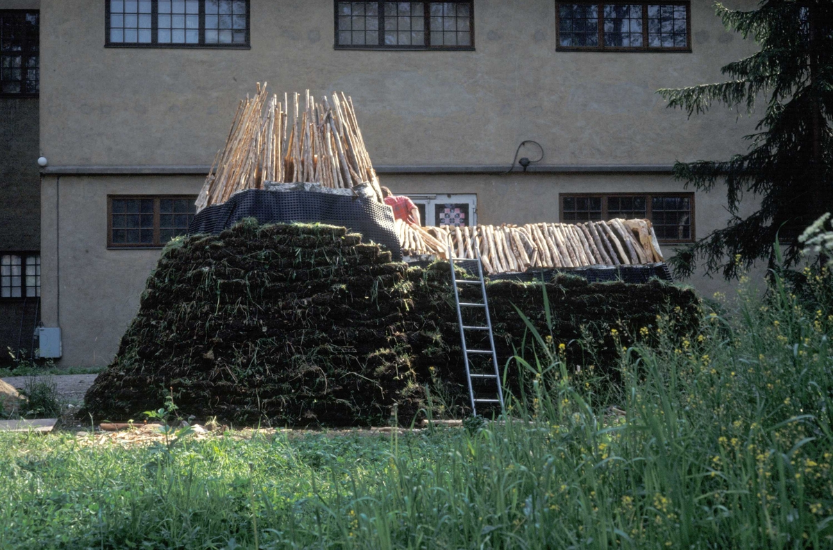 Serie bilder av bygging av sørsamisk gamme på Bygdøy i 1992.