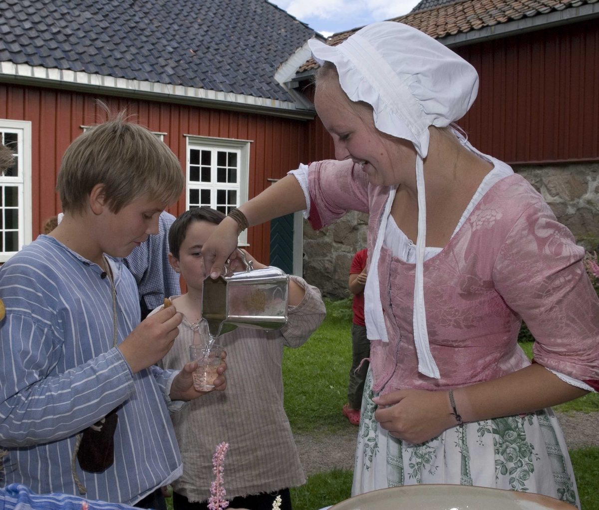 Levendegjøring på museum.
Avslutning på ferieskoleuken i bakgården i Christie.
