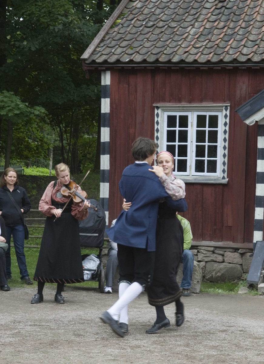 Tunverter danser i Telemarkstunet.
