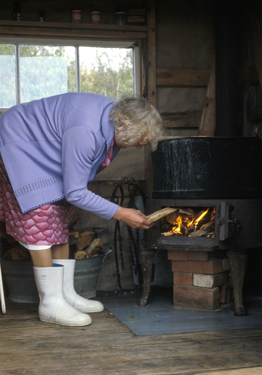 Inga Enodd fyrer i kjelringen i kokehuset på Endal seter.
Koking av gomme.