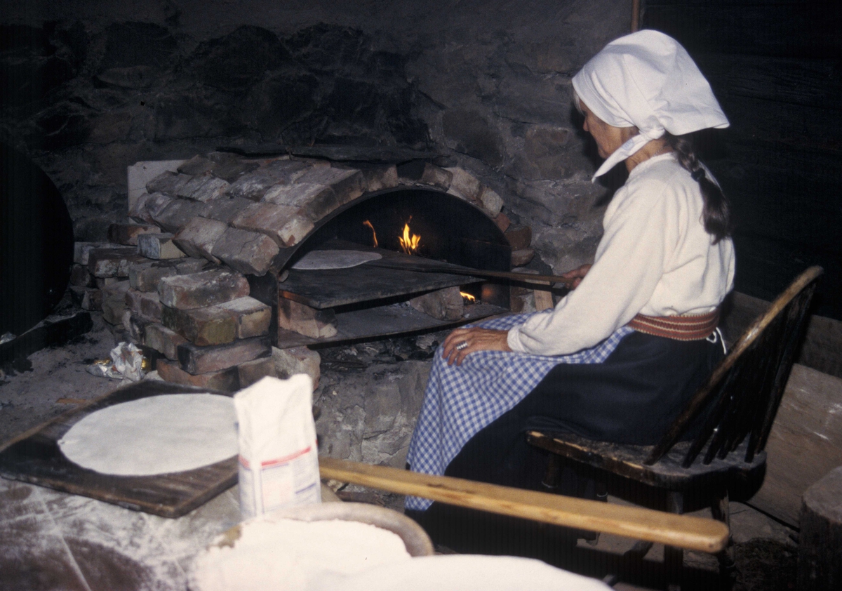 Baking av krotekake i spesiell ovn, Hordalandstunet.