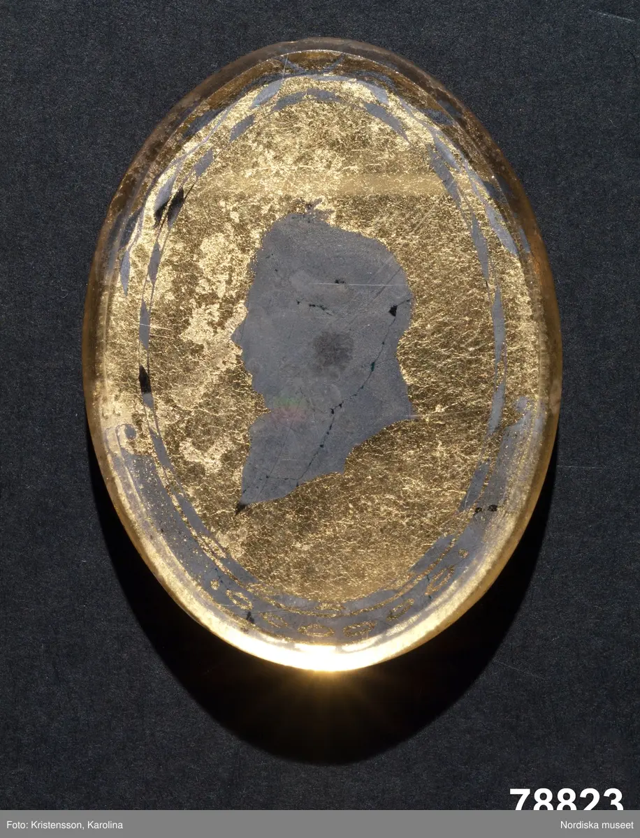 Silhuettporträtt, bröstbild, man i vänster profil.