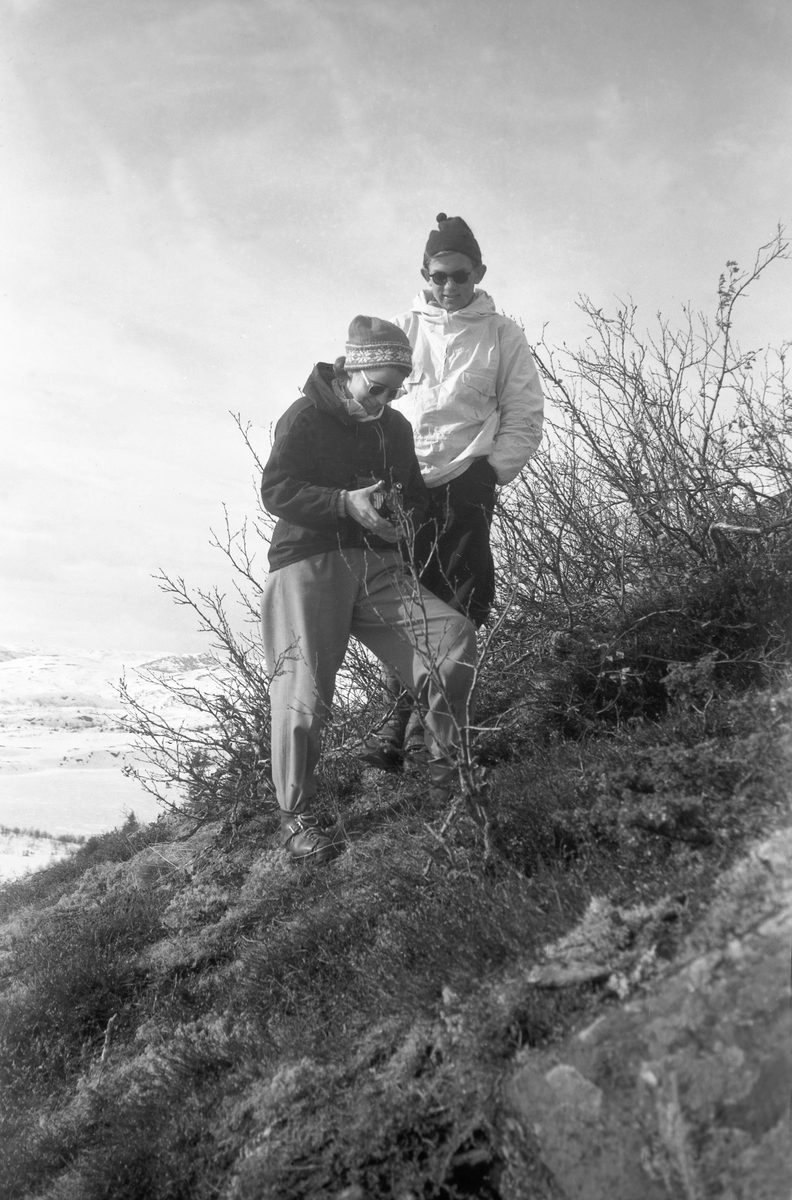 Lillebet Kolstad og Thode Holm ved Arentz-familiens feriebolig Ligardshaugen i Eggedal. Fotografert påsken 1948.