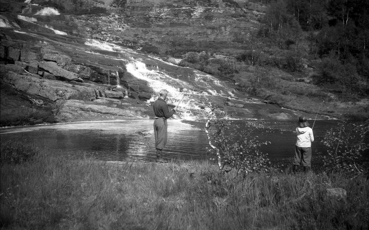 Arne og Bengt Ramstad fisker i vann i Sirdalen. Fotografert 1949.